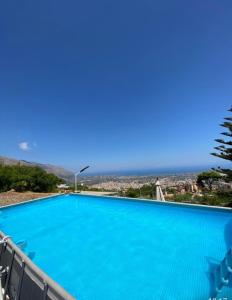 una piscina con vistas al océano en Lomarchi Holiday Home en Carini