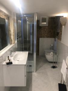 La salle de bains est pourvue d'un lavabo, d'une douche et de toilettes. dans l'établissement Isola Bella view, à Tropea