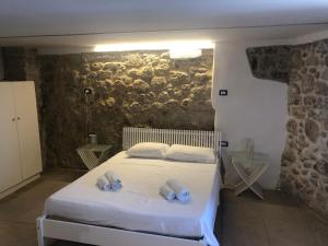 - une chambre avec un lit et 2 serviettes dans l'établissement Isola Bella view, à Tropea