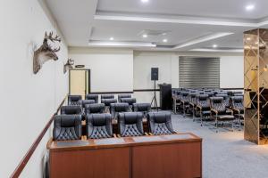 uma sala de conferências com uma fila de cadeiras e um pódio em The Crest Lodge Limited em Lusaka