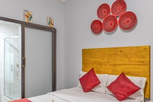 En eller flere senge i et værelse på The Crest Lodge Limited