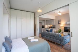 1 dormitorio con 1 cama y 1 sofá en Stylish 1-bdr Apt - Your Home Away From Home, en Estambul