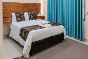 En eller flere senge i et værelse på The Crest Lodge Limited