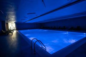 Habitación con bañera grande con iluminación azul. en Stylish 1-bdr Apt - Your Home Away From Home, en Estambul