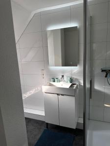 Et bad på A&V Apartments Gemütliche Rheinblick Wohnung