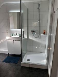 a bathroom with a shower and a sink at A&V Apartments Gemütliche Rheinblick Wohnung Apt Daisy in Duisburg