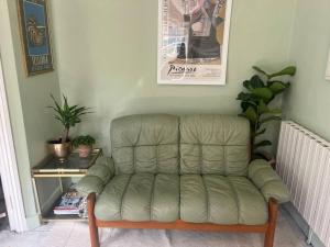 um sofá de couro verde sentado numa sala de estar em Garden Sq Bolt hole by the Sea em Kent