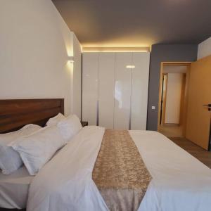 Cama ou camas em um quarto em Luxury Modern 3bdr w/pool & gym PH_A205