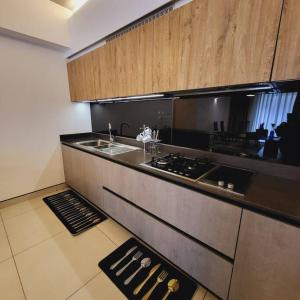 A cozinha ou cozinha compacta de Luxury Modern 3bdr w/pool & gym PH_A205