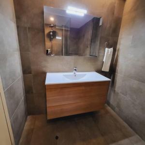 Um banheiro em Luxury Modern 3bdr w/pool & gym PH_A205
