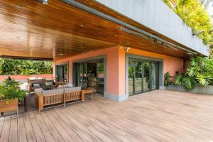 un patio al aire libre con una terraza de madera amueblada en Casa de lujo junto al Club Golf, en Tacoronte