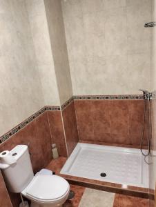 łazienka z toaletą i wanną w obiekcie Apartamentos La Calilla Cabo de Gata w mieście El Cabo de Gata