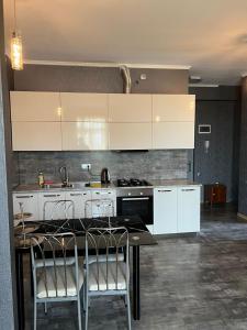 Η κουζίνα ή μικρή κουζίνα στο Sunny Apartment in Didi Dighomi