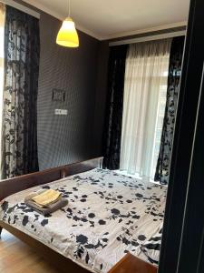 um quarto com uma cama e um espelho em Sunny Apartment in Didi Dighomi em Tbilisi