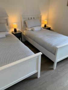 dwa łóżka siedzące obok siebie w sypialni w obiekcie Platform Church View Apartment Hull w mieście Hedon