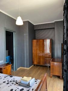 um quarto com uma cama e uma cómoda e um quarto em Sunny Apartment in Didi Dighomi em Tbilisi