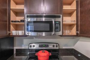 Cucina o angolo cottura di Loop 1BR w Gym Pool nr Financial District CHI-211