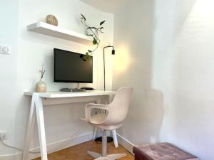 Televisyen dan/atau pusat hiburan di LUXURY Enchanting Duplex Aix Center