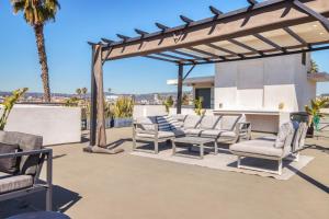 a patio with chairs and a pergola at Mid-Wilshire 2br w roof terrace nr shopping LAX-1121 in Los Angeles