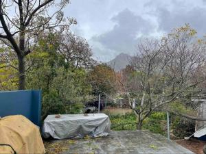 una mesa con una lona sobre ella con árboles en Kriluki Accommodation en Stellenbosch
