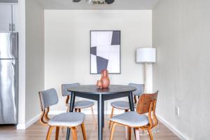 Φωτογραφία από το άλμπουμ του Foster City 2br w gym pool wd nr shops SFO-1293 σε Belmont