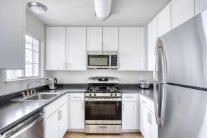 Φωτογραφία από το άλμπουμ του Foster City 2br w gym pool wd nr shops SFO-1293 σε Belmont