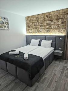 ein Schlafzimmer mit einem großen Bett mit zwei Handtüchern darauf in der Unterkunft Apartment ''Simon Green'' in Baltschik