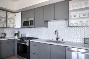 Hollywood 2br w sundeck pool nr hiking trails LAX-1113