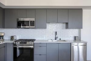 Hollywood 2br w sundeck pool nr hiking trails LAX-1113