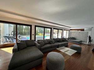 a large living room with a couch and chairs at La villa de Berlín en Sevilla in Guillena