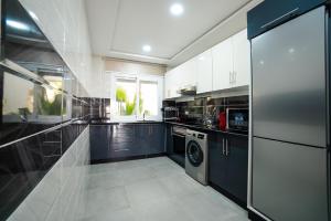 uma cozinha com um frigorífico e uma máquina de lavar e secar roupa em Dar Mraha em Tânger