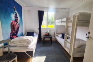 Tempat tidur susun dalam kamar di Orrefors Vandrarhem