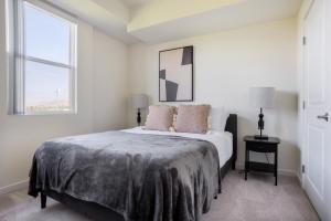Ένα ή περισσότερα κρεβάτια σε δωμάτιο στο Union City 2br w pool gym spa nr BART SFO-1386 +25 φωτογραφίες