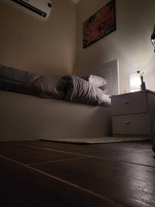 una cama en una esquina de una habitación en Traveler Rooms en Medina