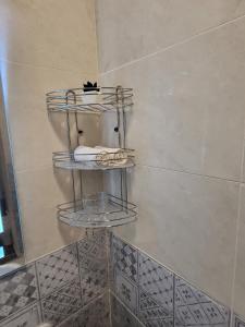 baño con toallero en la pared en Traveler Rooms en Medina