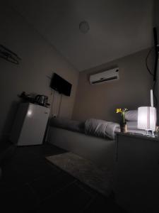 Habitación oscura con cama y mesa con lámpara. en Traveler Rooms en Medina