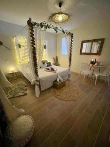 una camera da letto con letto con struttura appendiabiti di LOVER'S ROOM TROPIC a Verton