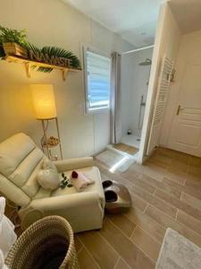 a living room with a couch and a shower at LOVER'S ROOM TROPIC in Verton