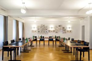 ein großes Zimmer mit Tischen und Stühlen in der Unterkunft Sorell Hotel Krone in Winterthur