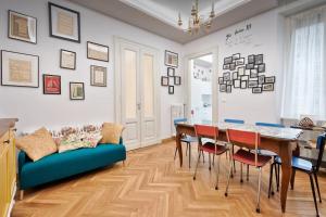 un soggiorno con divano, tavolo e sedie di CASA AGNESE a Torino