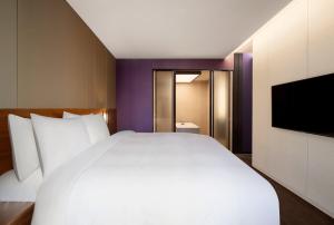 Postel nebo postele na pokoji v ubytování Courtyard by Marriott Suwon