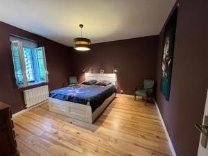1 dormitorio con 1 cama y suelo de madera en Lbkn, en Toulouse