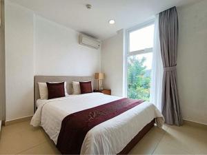 a bedroom with a large bed and a window at Glenwood Residences in Ho Chi Minh City +68 photos