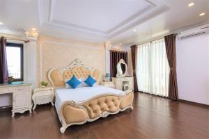 1 dormitorio grande con 1 cama grande con almohadas azules en Phoenix Hotel Ha Long, en Ha Long