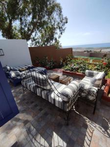 un patio con 2 sillas y una mesa en belle maison vue sur mer en Oualidia