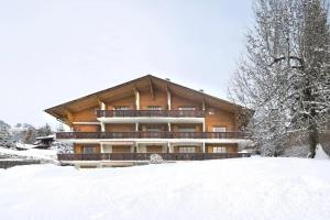 ein großes Gebäude mit Schnee auf dem Boden in der Unterkunft Appartement - Villars Sur Ollon in Villars-sur-Ollon