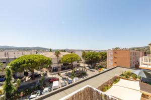 une vue sur une ville avec des arbres et des bâtiments dans l'établissement Le Blue Sea - Appt T3 classé 3 étoiles à 650m de la plage, au Lavandou