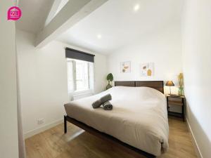 Un dormitorio blanco con una cama grande y una ventana en La Brèche Niortaise by iZiLi - Centre Ville- Gare, en Niort