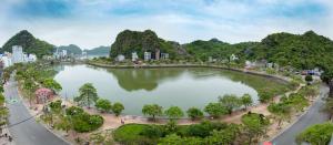 una vista aérea de un lago en una ciudad en Tung Quang Hotel en Cat Ba