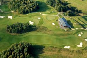 an overhead view of a golf course at Chalupa přehrada Fojtka in Mníšek